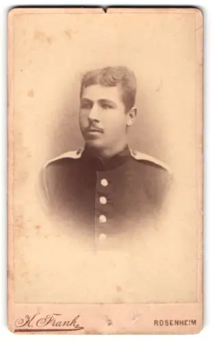 Fotografie K. Frank, Rosenheim, Frühlingstrasse 13, Soldat in Uniform