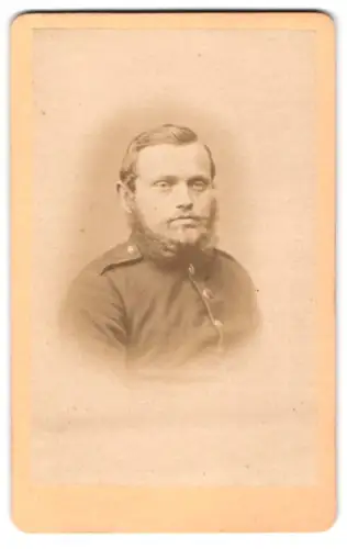 Fotografie Chr. Fr. Arp, Kiel, Vorstadt 36, Soldat in Uniform
