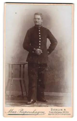 Fotografie Max Piepenhagen, Berlin, Friedrichstrasse 122/123, Garde-Soldat in Uniform mit Zigarette