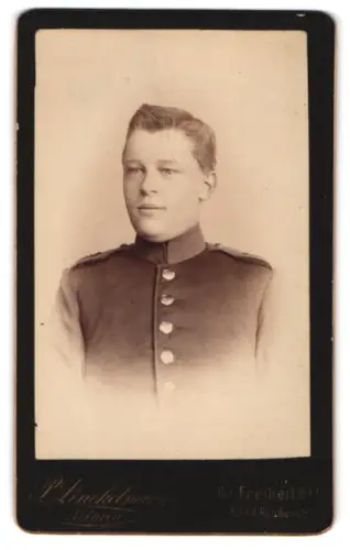 Fotografie P. Linckelmann, Altona, Gr. Freiheit 64, Soldat vom Infanterie-Regiment in Uniform