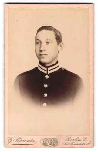 Fotografie G. Bierentz, Berlin, Neue Friedrich-Strasse 70, Garde-Soldat in Uniform
