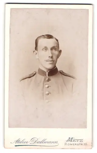 Fotografie Atelier Dallmann, Metz, Römerstr. 10, Soldat vom Regiment Nr. 13 in Uniform