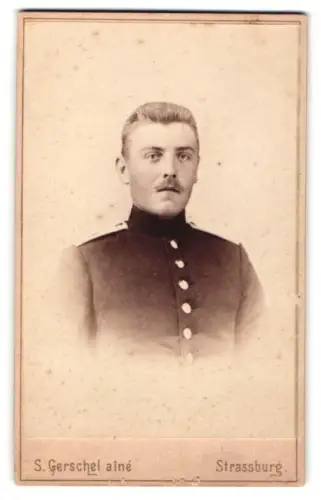 Fotografie S. Gerschel, Strassburg, Kinderspielgasse 56, Soldat in Uniform