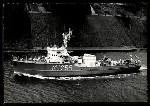 AK Minenjagdboot der Bundesmarine M1255 Passau bei Fahrt durch den Nord-Ostseekanal