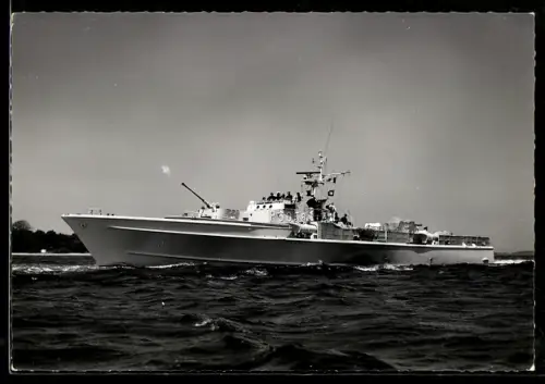 AK Schnellboot der Bundesmarine P6058 Iltis in Fahrt vor der Küste