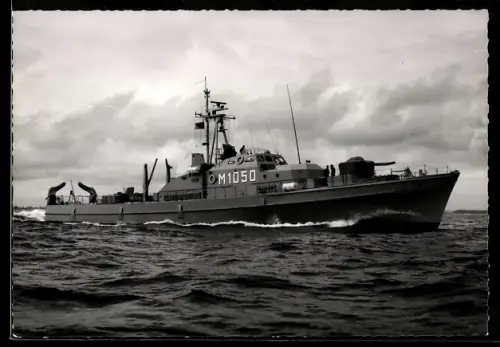 AK Minensuchboot der Bundesmarine M1050 Mira hohe Fahrt laufend