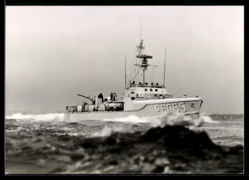 AK Schnellboot der Bundesmarine P6055 Eismöwe in Fahrt vor der Küste