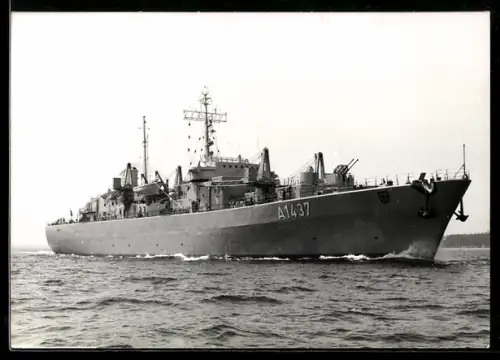 AK Minentransportschiff der Bundesmarine A1437 Sachsenwald in Küstennähe