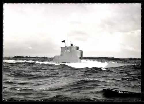 AK U-Boot der Bundesmarine U-7 mit Kennung S186 in Fahrt vor der Küste