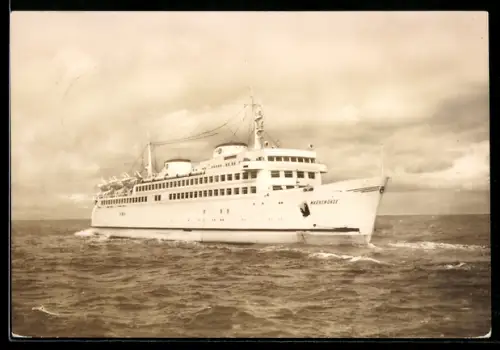 AK Fährschiff M.S. Warnemünde über der Achtersteven den Hafen verlassend