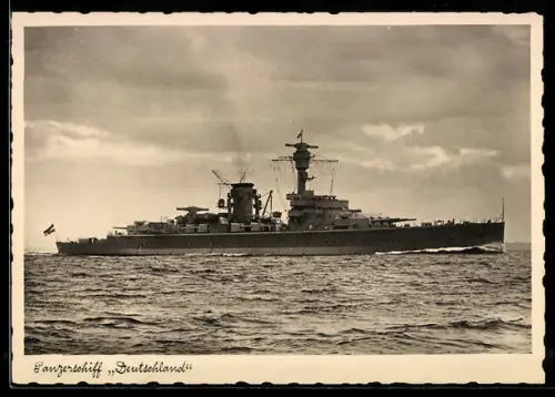 AK Panzerschiff Deutschland der Reichsmarine in Fahrt vor der Küste
