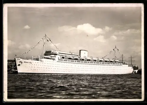 AK KDF-Passagierschiff Robert Ley im Hafen festgemacht,  am Schornstein