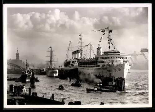 AK KDF-Passagierschiff Wilhelm Gustloff und Cap Arcona vor der Ausreise im Hamburger Hafen