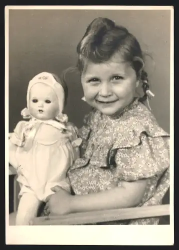 Fotografie Glückliches Mädchen mit Puppe im Arm, Dolly, Doll