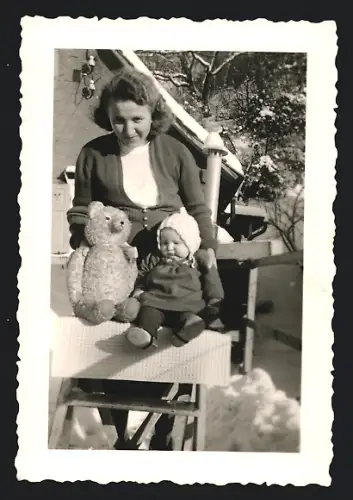 Fotografie Mutter mit Baby und Teddybär, Teddy, Teddybear