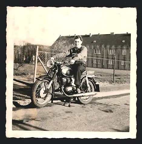 Fotografie Motorrad, Bursche auf Krad sitzend