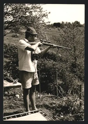 Fotografie Rotholz, Berlin, Jäger mit Gewehr, Jagdbüchse & Fernglas