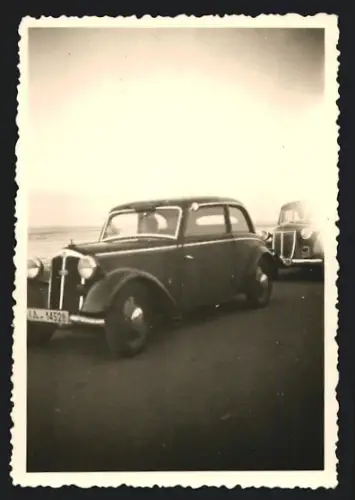 Fotografie Auto DKW, PKW mit Kennzeichen Berlin am Ufer