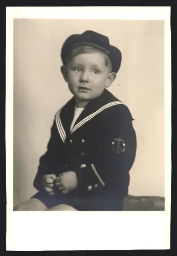 Fotografie W. Janson, Köln, Knabe im Matrosenanzug mit Mützenband S.M.S. Deutschland