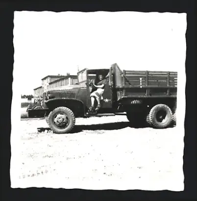 Fotografie Lastwagen, LKW-Pritsche der US-Army, Hausfrau sitzt am Steuer des Lasters