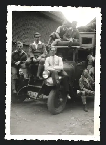 Fotografie Bus, Burschen auf Omnibus rundherum verteilt, Kennzeichen VS-17-29