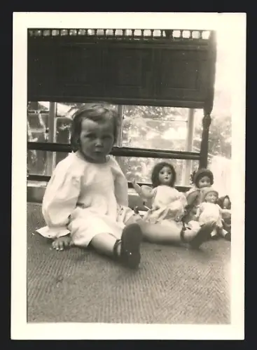 Fotografie Spielzeug, Kleines Mädchen mit ihren Puppen
