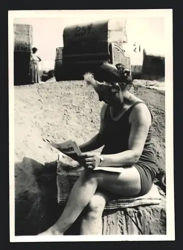 Fotografie Ansicht Sellin / Rügen, Bademode, Hausfrau im Badeanzug liest Zeitung am Strand