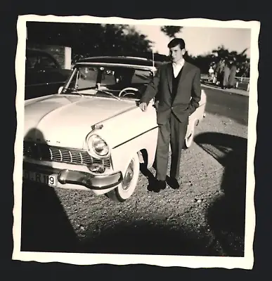 Fotografie Auto Ford Taunus, lässiger Bursche lehnt am PKW