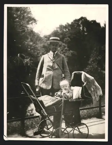 Fotografie Vater nebst blonden Baby im Kinderwagen bei einem Spaziergang