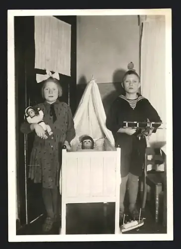 Fotografie Otto Kaufmann, Hildesheim, Spielzeug, Mädchen mit Puppe & Puppenwiege, Knabe mit Modellflugzeug
