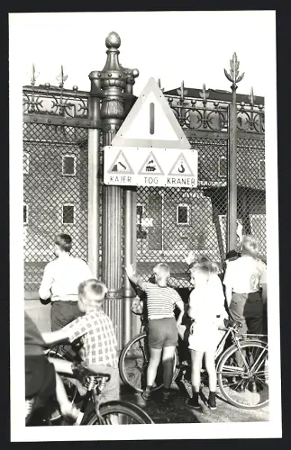 Fotografie Eisenbahn Dänemark, Kinder vor Zaun mit Warnschild, Achtung Eisenbahn / Lokomotive
