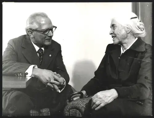 Fotografie Erich Honecker im Gedankenaustausch mit der Schrifstellerin Anna Seghers, 1976
