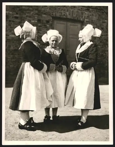 Fotografie Paul W. John, Berlin, Mädchengruppe in Wendischer Tracht, Taufpatentracht