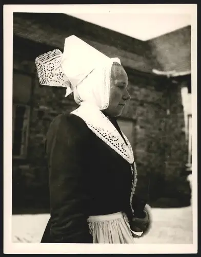 Fotografie Paul W. John, Berlin, junge Frau in wendischer Tracht, Taufpatentracht mit Schleife Oberlausitz
