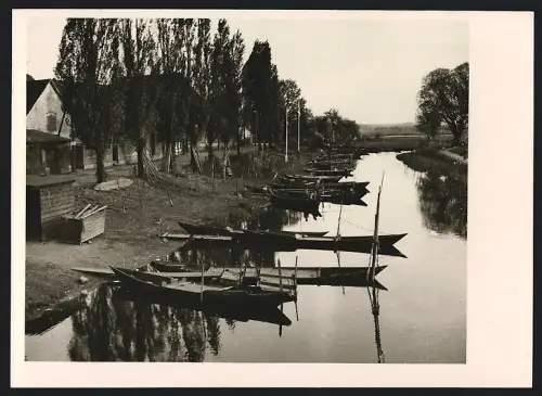 Fotografie Paul W. John, Berlin, Ansicht Beeskow, Fischerboote auf der Spree in Beeskow