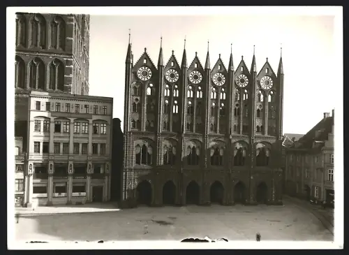 Fotografie Paul W. John, Berlin, Ansicht Stralsund, das Rathaus am Markt