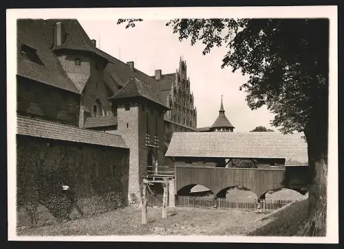 Fotografie Paul W. John, Berlin, Ansicht Marienburg / Wpr., Zugbrücke und Eingang zur Burg