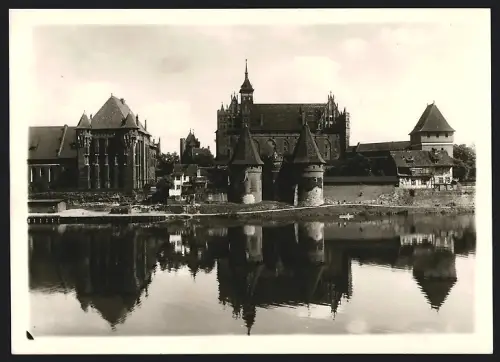 Fotografie Paul W. John, Berlin, Ansicht Marienburg / Wpr., Blick über den Fluss nach der Marienburg