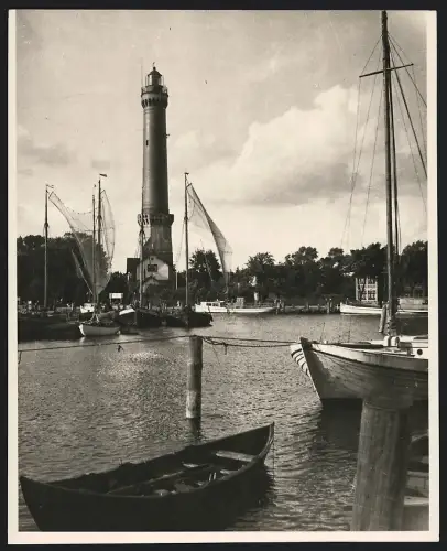 Fotografie Paul W. John, Berlin, Ansicht Swinemünde, Osternothafen, Hafen mit Leuchtturm von Osternothafen