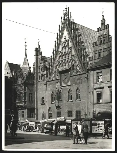 Fotografie Paul W. John, Berlin, Ansicht Breslau, Mark am Rathaus mit Geschäften