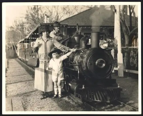 Fotografie Eisenbahn, Kleinbahn in Kansas City, mit Dampflok und Personenwagen, Grossformat 25 x 20cm