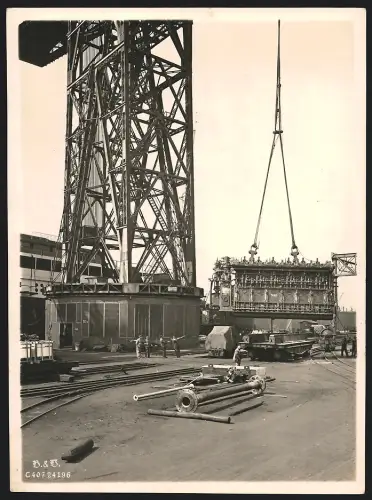 Fotografie B & V, Verlanden eines der Motoren des Dampfer Monte Sarminto am Hamburger Hafen