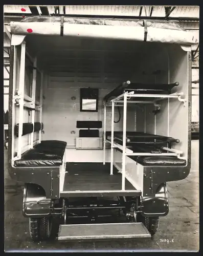 Fotografie Sunbeam Motor Car Co. Ltd, London, Ladefläche eines Krankenwagen, Ambulanz Transporter mit Trageliegen