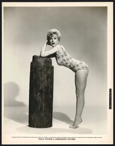 Fotografie PPC, Schauspielerin Stella Stevens im mit Blumen verzierten Badeanzug vorn über gebeugt, Grossformat 20 x 26cm
