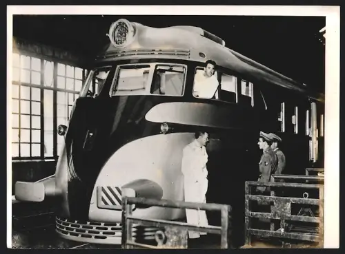 Fotografie Luxuszug der Fiat Werke, gebaut für den Ägyptischen König Faruk, Techniker bei der letzten Abnahme