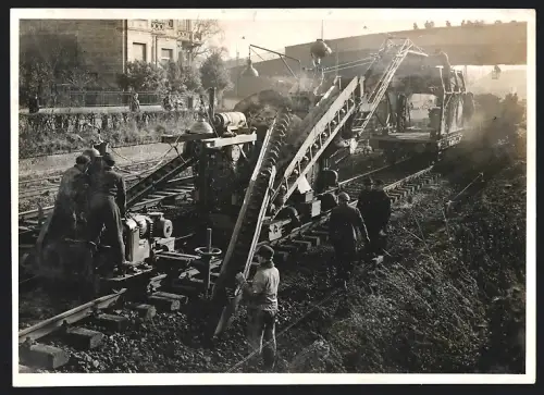 Fotografie deutsche Bundesbahn, Bettungsreinigungsmaschine Matisa, Gleisarbeiter mit dem Roboter
