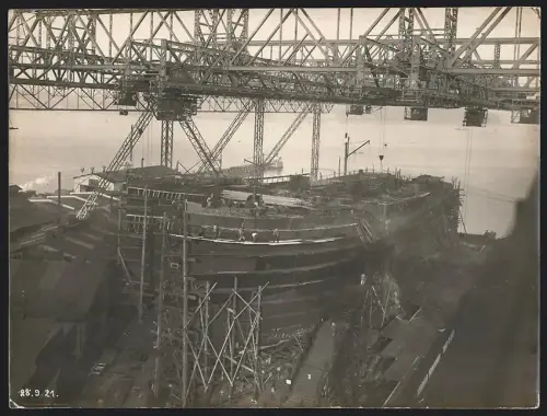 Fotografie Bau der Dampfer La Coruna und Dampfer Vigo in der Howaldswerke, Kiel, Stapellauf 1922