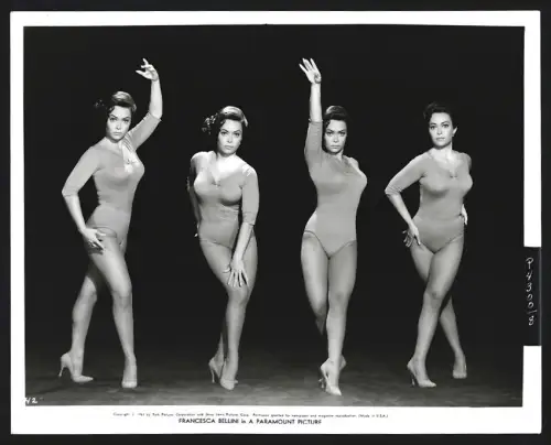 Fotografie PPC, Schauspielerin und Tänzerin Francesca Bellini im Bodysuit in verschiedenen Posen, Grossformat 26 x 21cm