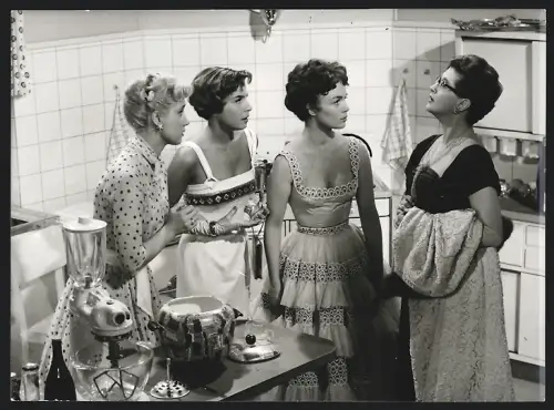 13 Fotografien Filmszenen aus Junger Mann, der alles kann von Thomas Engel mit Renate Ewert und Georg Thomalla