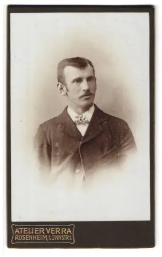 Fotografie Atelier Verra, Rosenheim, Portrait junger Herr im Anzug mit Fliege